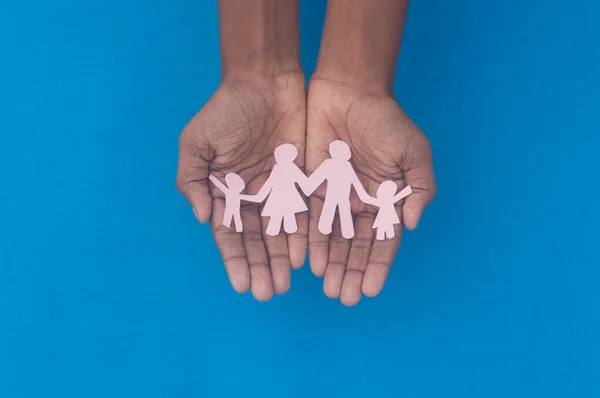 Hand Houden Van Familie Figuur Knippen Bovenaanzicht Wereldgezondheidsdag Bescherming Tegen — Stockfoto