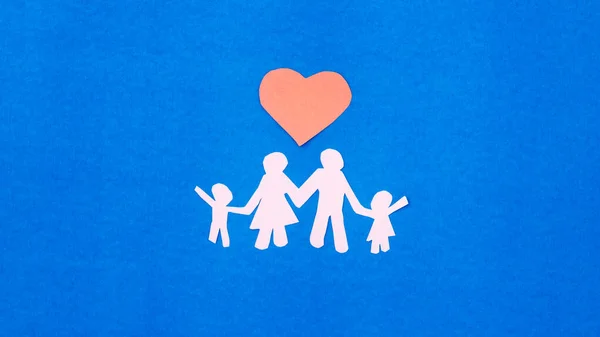 Gelukkige Familie Liefde Hart Teken Blauwe Achtergrond Zijn Samen Reisvakantie — Stockfoto