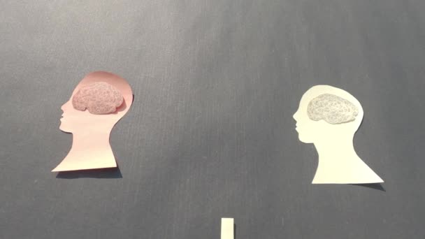 人的手把两个独立的人的大脑隔离在人的大脑中 纸说明 孤立感和精神健康概念 — 图库视频影像