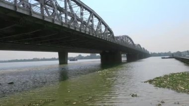 Vivekananda Setu köprüsü Batı Bengal, Hindistan 'daki Hooghly Nehri üzerinde Howrah, Bally, Kolkata ve Dakshineswar şehirlerini birbirine bağlar..