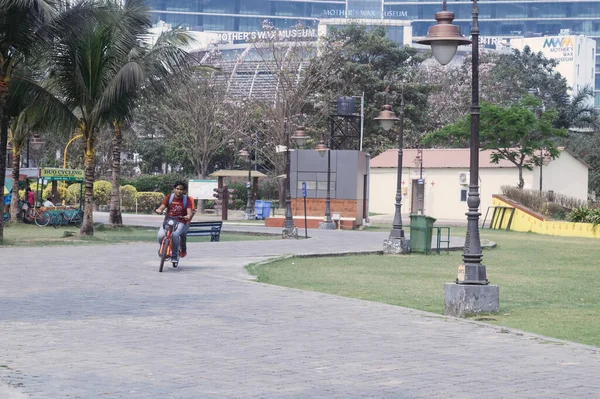 Meninos Bicicleta Parque Dentro Parque Turismo Eco Kolkata Índia Sul — Fotografia de Stock