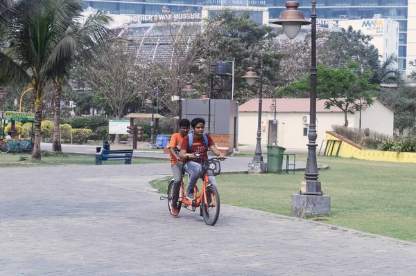 男孩骑自行车2022年3月22日印度加尔各答生态旅游公园内的公园 — 图库照片
