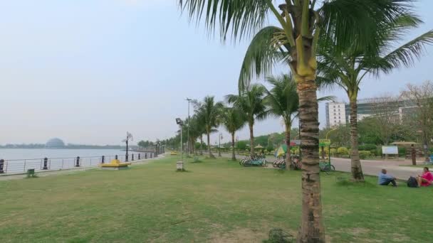 湖畔遊歩道エコツーリズムパーク内の湖側レジャーセンターの横の風景コルカタインド南アジア — ストック動画