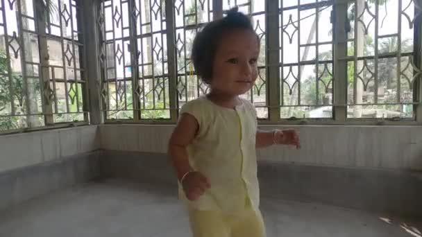 Μικρό Χαριτωμένο Αγοράκι Που Κοιτάει Από Παράθυρο Στο Μπαλκόνι Περίεργο — Αρχείο Βίντεο