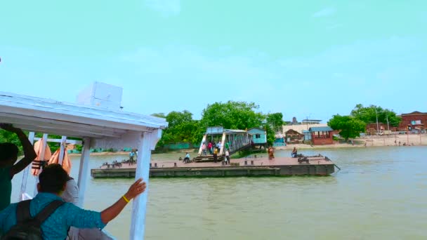 フーリー川の岸に到着した旅客フェリー 西ベンガル交通のハウラーからのフェリーサービス インド南アジア太平洋地域 2022年5月25日 — ストック動画