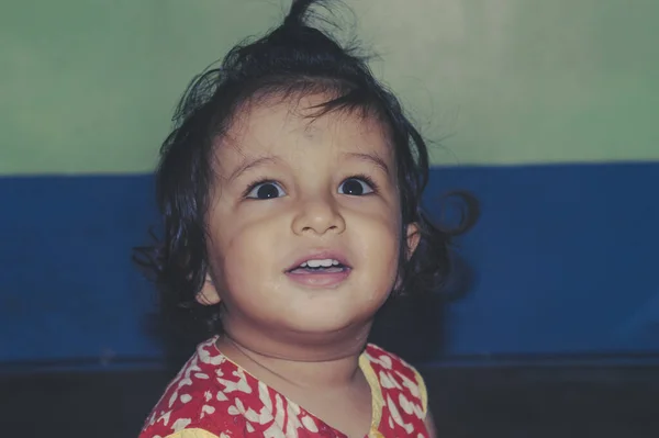 Bebé Sonriendo Mirando Hacia Arriba Con Ojos Felices Cerca Adorable — Foto de Stock