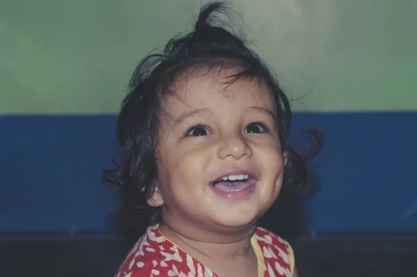 Bebé Sonriendo Mirando Hacia Arriba Con Ojos Felices Cerca Adorable — Foto de Stock