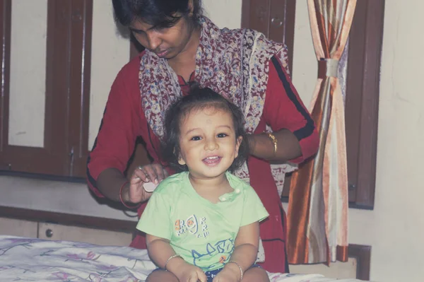 Портрет Симпатичного Индийского Счастливого Ребенка Хвостиком Счастливый Ребенок Возрасте Одного — стоковое фото