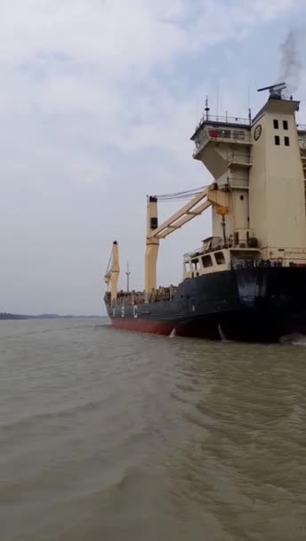 Industrial Ship Passing River View Boat Ganges Riverside Kolkata West — ストック動画