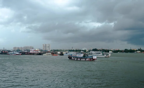 Piękny Krajobraz Widok Dramatyczne Chmury Nad Gangesem Horyzont Rzeki Ciemny — Zdjęcie stockowe