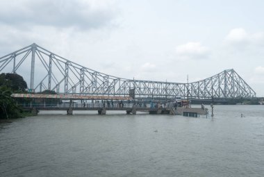 Howrah Köprüsü, 28 Haziran 2022 'de Batı Bengal, Hindistan, Güney Asya' daki Hooghly Nehri üzerindeki dengeli bir kantilever köprüsü.