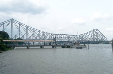Howrah Köprüsü, 28 Haziran 2022 'de Batı Bengal, Hindistan, Güney Asya' daki Hooghly Nehri üzerindeki dengeli bir kantilever köprüsü.