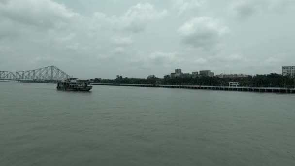 Ferry Boat Sailing Hooghly River Leaving Howrah Bridge Footage Captured — ストック動画