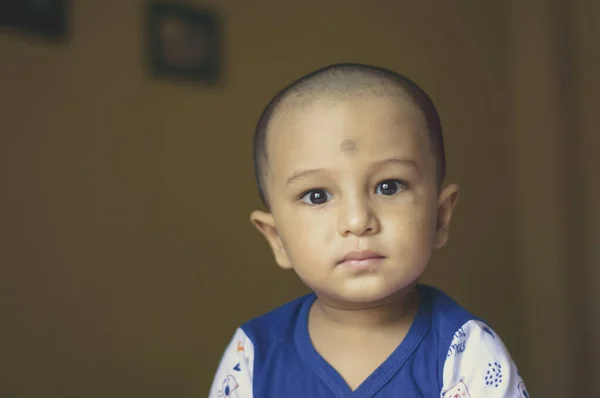 Симпатичный Лысый Индийский Мальчик Сине Белой Рубашке Смотрит Сторону Голова — стоковое фото