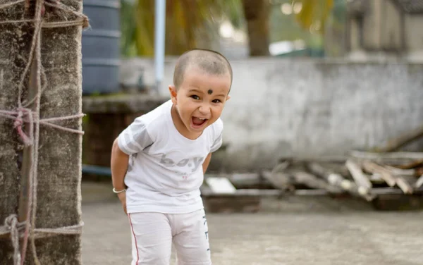 Lindo Bebé Travieso Inteligente Haciendo Divertido Mirando Cámara Fondo Bebé — Foto de Stock