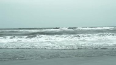 Okyanus tabanına vuran deniz dalgaları. Doğa Arkaplanı. Puri, Odisha, Hindistan