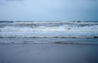 Okyanus tabanına vuran deniz dalgaları. Doğa Arkaplanı. Ön plana odaklan. Puri, Odisha, Hindistan