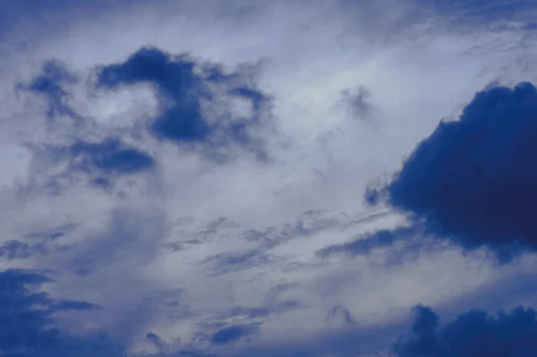 Nubes Oscuras Fondo Del Cielo Azul Nubes Lluvia Oscura Flotando — Foto de Stock