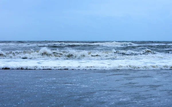 Blue Sea Waves Contre Horizon Bleu Ciel Clair Nature Contexte — Photo