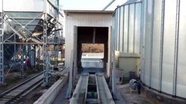 Endüstriyel şehir gözetim bölgesinde tahıllı asansör.