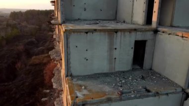 Şehrin dışında yıllardır bitmemiş, yüksek katlı bir bina duruyor.