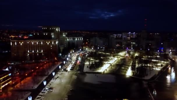 Νυχτερινή Πτήση Πάνω Από Την Κεντρική Πλατεία Της Πόλης Του — Αρχείο Βίντεο