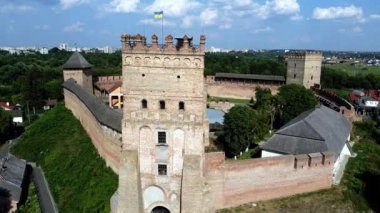 Lubart 'ın kalesine kuşbakışı bak.