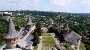 Ukrayna 'daki Kamyanets-Podilsky kalesinin üzerinden uçuş