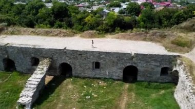 Eski askeri sığınakların çatısında yürüyen bir kız.