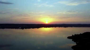 Kuş bakışı gölün üzerinde gün batımı