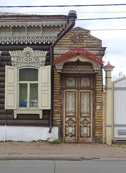 Ulan-Ude, République de Bouriatie, Russie - 17.10.2021 : maison en bois sculpté — Photo