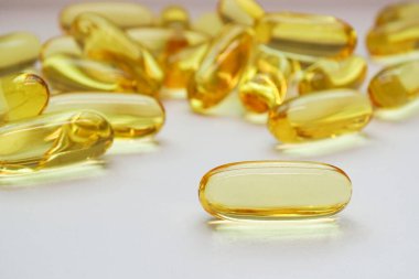 Omega3 kapsülleri, beyaz arka planda balık yağı.