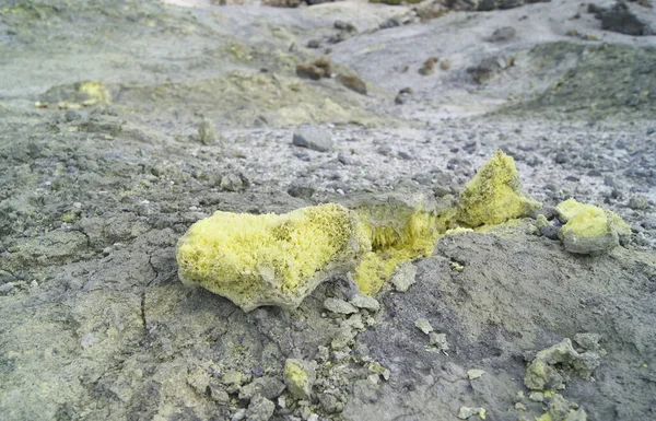 Morceaux de soufre cristallin dans un paysage volcanique sur la pente du volcan Mendeleev, îles Kouriles — Photo