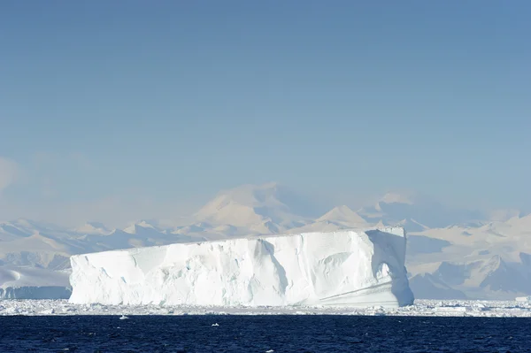 Iceberg, Iceshelfs and mountains in Antarctica — Stock Photo, Image