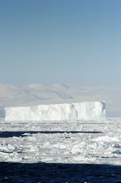 Isberg, iceshelfs och bergen i Antarktis — Stockfoto