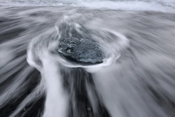 Bloque de hielo en la playa de lava —  Fotos de Stock