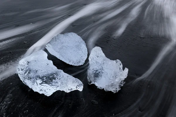 大块冰在熔岩的海滩上 — 图库照片
