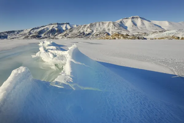 Rachadura em gelo de pacote em uma baía em Spitsbergen . — Fotografia de Stock