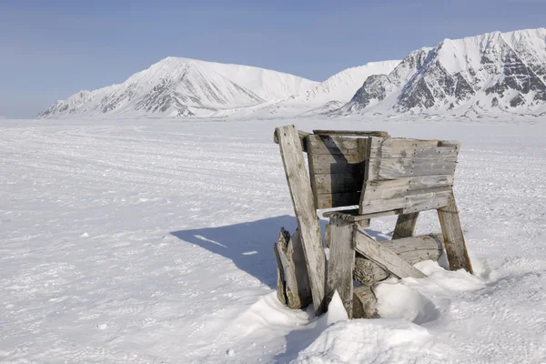 Oude houten trap voor het doden van ijsberen op spitsbergen. — Stockfoto