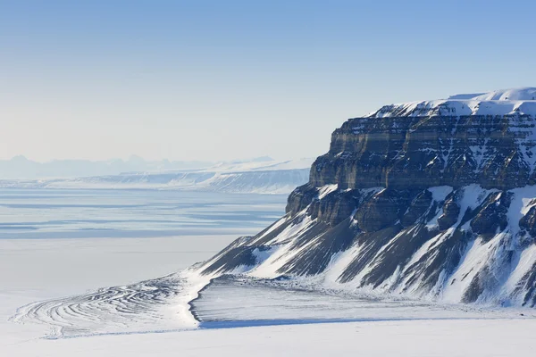 Tempelfjorden、スピッツ ベルゲン島上の表示します。. — ストック写真