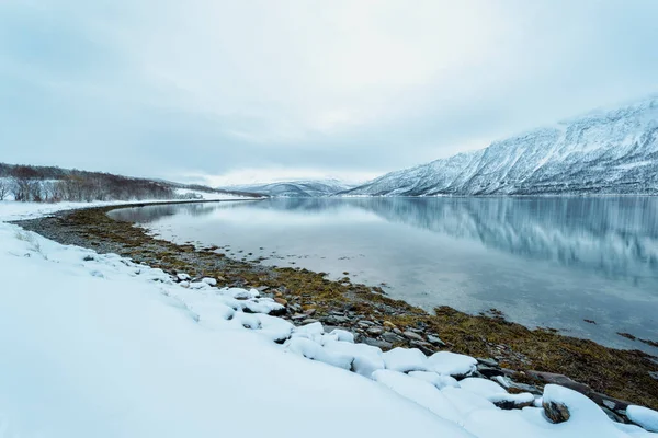 Widok Zatokę Arktyczną Norwegii Nocy Polarnej Pokrytymi Śniegiem Górami Tle — Zdjęcie stockowe