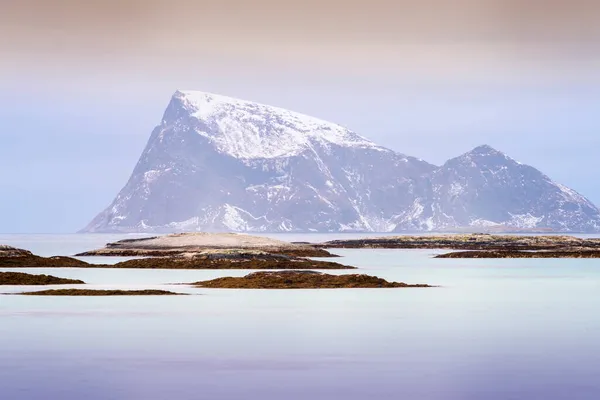 Widok Zatokę Arktyczną Norwegii Nocy Polarnej Pokrytymi Śniegiem Górami Tle — Zdjęcie stockowe