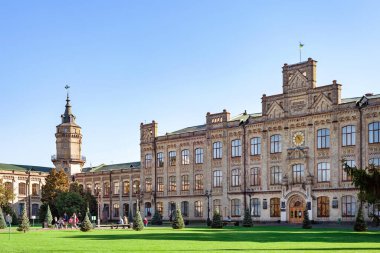 Kyiv 'deki Igor Sikorsky Politeknik Üniversitesi' nin antik binası. Akşam KPI ana binasında. 3,10,2021. Kyiv. Ukrayna