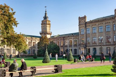 Kiev Politeknik Üniversitesi 'nin tarihi binası Igor Sikorsky. Sonbaharda akşam saatlerinde KPI 'nin ana binasının önüne park et. 3 Ekim 2021. Kyiv. Ukrayna