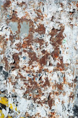 Paslı metal. Paslı, köhne metal yüzey. Paslı arka plan. Eski ilan tahtası. Seçici odak.