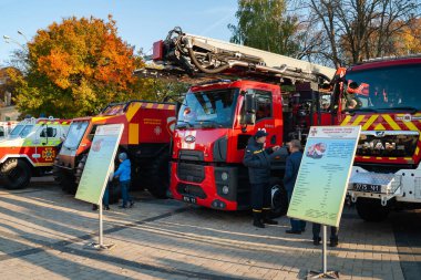 Ukrayna 'nın kurtarma ekibinin itfaiye araçları. Kiev 'de teknoloji sergisi. Kurtarma ekipmanları. Modern teknolojiler. Ukrayna. Kiev. 15 Ekim 2021.