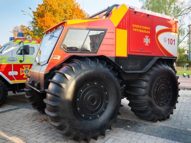 Kurtarma ekibinin tüm arazi araçlarına yakın çekim. Teknoloji sergisi. Kurtarma ekipmanları. Modern teknolojiler. Ukrayna. Kiev. 15 Ekim 2021.