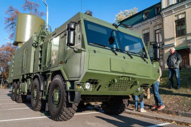 Anti-gemi radarları. Ukrayna ordusunun NEPTUNE anti-gemi füze sisteminin mobil yer belirleme istasyonu. Kiev 'de askeri teçhizat sergisi. Modern teknoloji. Ukrayna. Kiev. 15 Ekim 2021