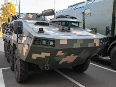 Ukrayna ordusunun zırhlı personel taşıyıcısı BTR OTAMAN 'ın ön görüntüsü. Kiev 'de askeri teçhizat sergisi. Modern askeri teknoloji. Ukrayna. Kiev. 15 Ekim 2021