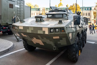 Zırhlı personel taşıyıcı Ukrayna ordusunun BTR OTAMAN 'ı. Kiev 'de askeri teçhizat sergisi. Modern askeri teknoloji. Ukrayna. Kiev. 15 Ekim 2021